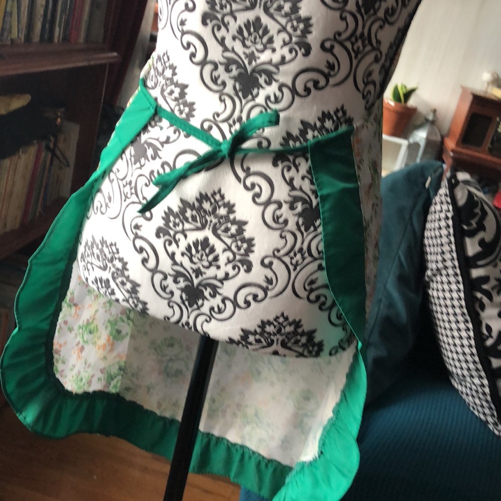 Retro Frilly Green Roses Apron - Picture 4 of 5